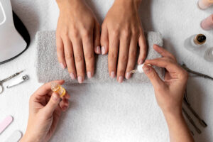 Vrouw krijgt manicure 
